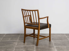 画像をギャラリービューアに読み込む, ヤコブ・ケア椅子の後ろ姿