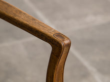 画像をギャラリービューアに読み込む, ヤコブ・ケア椅子の肘掛アップ