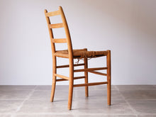 画像をギャラリービューアに読み込む, ヤコブセンの1stチェア斜め後ろ