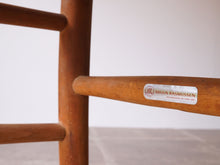 画像をギャラリービューアに読み込む, ヤコブセンの1stチェアに貼られたラベル