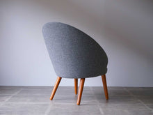 画像をギャラリービューアに読み込む, アイヴァント・ヨハンソンの椅子の後ろ姿