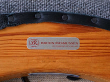 画像をギャラリービューアに読み込む, アイヴァント・ヨハンソンの椅子に貼られたラベル