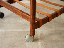 画像をギャラリービューアに読み込む, デンマークのソーイングテーブル(裁縫台)の脚
