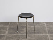 画像をギャラリービューアに読み込む, ヤコブセンのスツールをやや上から