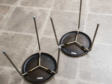 画像をギャラリービューアに読み込む, ヤコブセンのスツールの裏面