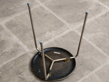 画像をギャラリービューアに読み込む, ヤコブセンのスツールの裏面