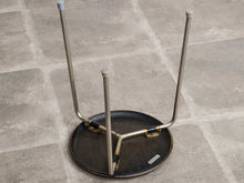 画像をギャラリービューアに読み込む, ヤコブセンのスツールの脚