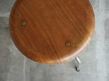 画像をギャラリービューアに読み込む, ヤコブセンのスツール座面金具アップ