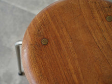 画像をギャラリービューアに読み込む, ヤコブセンのスツール座面アップ