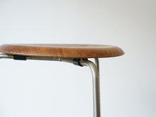 画像をギャラリービューアに読み込む, ヤコブセンのスツール座面水平から