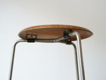 画像をギャラリービューアに読み込む, ヤコブセンのスツール座面斜め下から