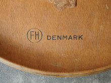 画像をギャラリービューアに読み込む, ヤコブセンのスツールの刻印