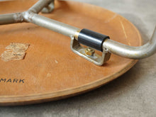 画像をギャラリービューアに読み込む, ヤコブセンのスツールの脚接続部