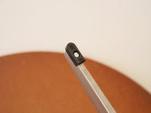 画像をギャラリービューアに読み込む, Arne Jacobsen(アルネ・ヤコブセン)の丸テーブルの脚先裏