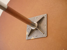 画像をギャラリービューアに読み込む, Arne Jacobsen(アルネ・ヤコブセン)の丸テーブルの裏面