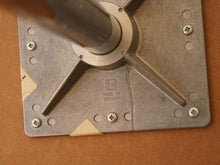 画像をギャラリービューアに読み込む, Arne Jacobsen(アルネ・ヤコブセン)の丸テーブルのフレームにあるフリッツハンセンの刻印