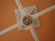 画像をギャラリービューアに読み込む, Arne Jacobsen(アルネ・ヤコブセン)の丸テーブルの裏面