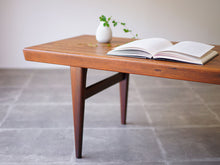 画像をギャラリービューアに読み込む, ヨハネス・アンダーセンのテーブルと本