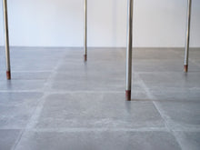 画像をギャラリービューアに読み込む, 北欧(ダイニング)ダイニング丸テーブルの足先の靴