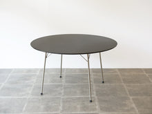 画像をギャラリービューアに読み込む, ヤコブセンのテーブルの全体図斜め上から