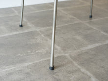 画像をギャラリービューアに読み込む, ヤコブセンのテーブルの脚先