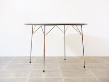 画像をギャラリービューアに読み込む, ヤコブセンのテーブルを横から