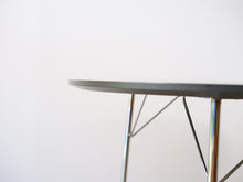 画像をギャラリービューアに読み込む, ヤコブセンのテーブルの天板横から