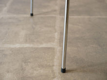 画像をギャラリービューアに読み込む, ヤコブセンのテーブルの脚先