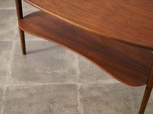 画像をギャラリービューアに読み込む, Anton Kildebergのコーヒーテーブルの中棚の曲線