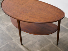 画像をギャラリービューアに読み込む, Anton Kildebergのコーヒーテーブルの天板と中棚はマホガニー