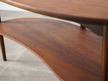 画像をギャラリービューアに読み込む, Anton Kildebergのコーヒーテーブルの中棚の曲線