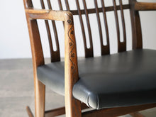 画像をギャラリービューアに読み込む, Hans J. WegnerのロッキングチェアML33の肘掛けの彫刻の装飾