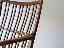 画像をギャラリービューアに読み込む, Hans J. WegnerのロッキングチェアML33の背もたれの装飾