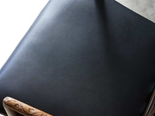 画像をギャラリービューアに読み込む, Hans J. WegnerのロッキングチェアML33の黒レザーの座面