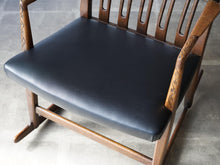 画像をギャラリービューアに読み込む, Hans J. WegnerのロッキングチェアML33の黒革の座面