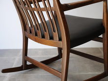 画像をギャラリービューアに読み込む, Hans J. WegnerのロッキングチェアML33の背もたれとフレームの曲線