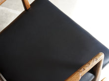 画像をギャラリービューアに読み込む, Hans J. WegnerのロッキングチェアML33の座面は黒革に張り替え済み