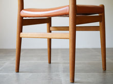 画像をギャラリービューアに読み込む, Hans J. Wegner W2 Chair 背面の脚