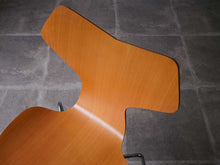 画像をギャラリービューアに読み込む, グランプリチェアの背もたれ