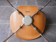 画像をギャラリービューアに読み込む, グランプリチェアの裏面