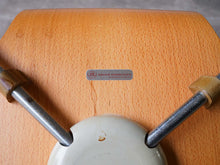 画像をギャラリービューアに読み込む, グランプリチェアに貼られたラベル