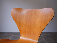 画像をギャラリービューアに読み込む, セブンチェアの背もたれ