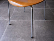 画像をギャラリービューアに読み込む, セブンチェアの脚のアップ