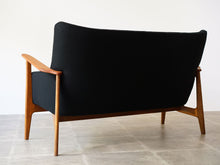 画像をギャラリービューアに読み込む, デンマークデザインのソファ後ろ姿