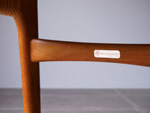 画像をギャラリービューアに読み込む, ハンスJウェグナーのCH23に貼られたラベル