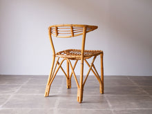 画像をギャラリービューアに読み込む, 竹と籐のチェアの後ろ姿