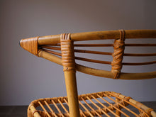 画像をギャラリービューアに読み込む, 竹と籐のチェアの背もたれを後ろから