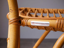 画像をギャラリービューアに読み込む, 竹と籐のチェアに貼られたラベル