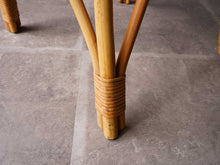 画像をギャラリービューアに読み込む, 竹と籐のチェアの脚先