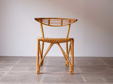 画像をギャラリービューアに読み込む, 竹と籐のチェアの全体図正面から